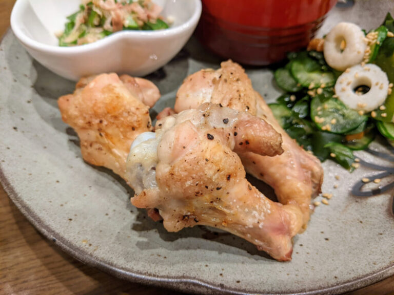 【ほっとくだけで簡単】手羽元のグリルと、わかめときゅうりの酢の物の夕飯献立 | おとほしろぐ